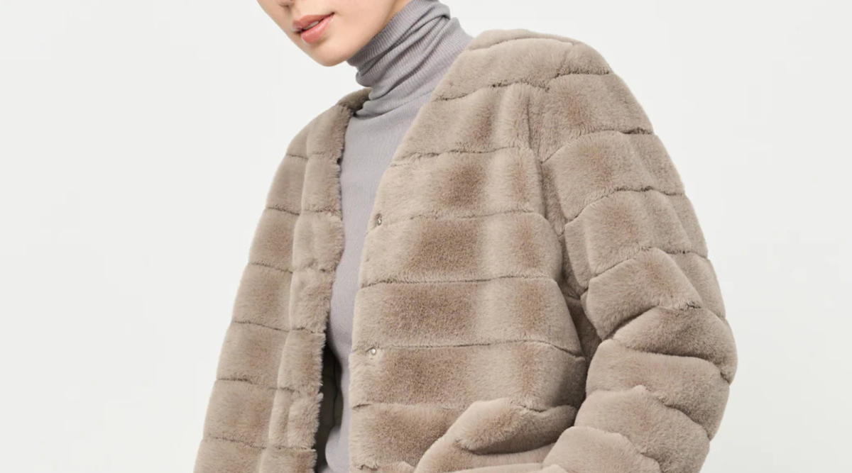 軽さとリュクスな風合いが魅力。オンオフ使えるエコファーコート