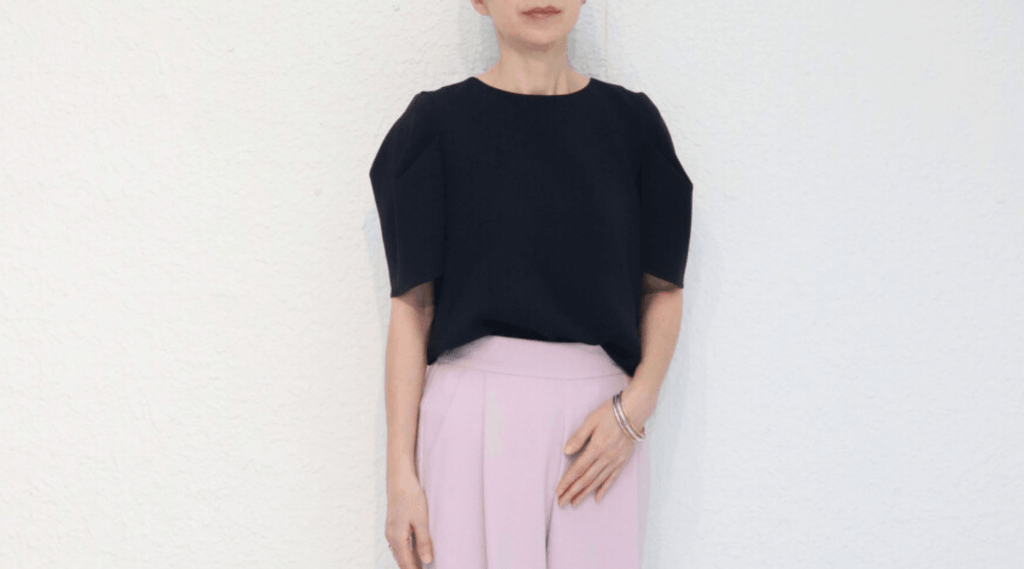 SOEJU　ソージュ　肩タックブラウス＆タックパンツ　セットアップ　　М　ピンク 肩タックブラウス - SOÉJU online store｜上質な大人の女性の