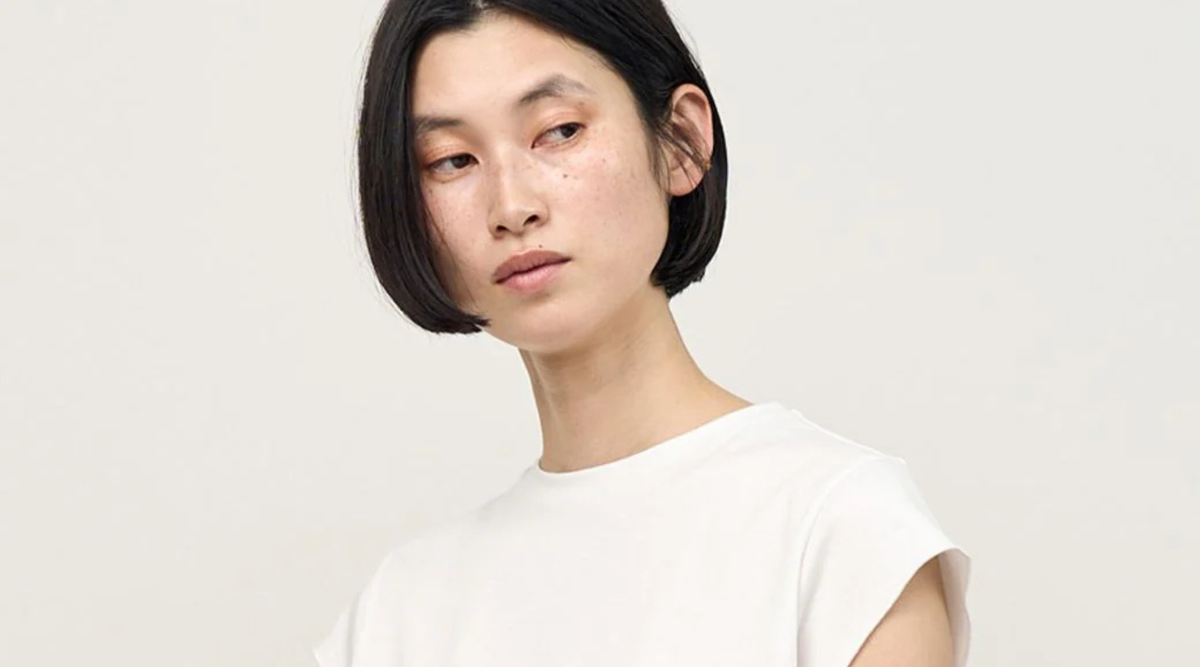 カジュアル過ぎず上品に着こなすには?大人のTシャツの選び方