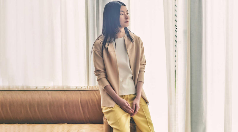 カラーアイテムで初夏気分。3つの簡単スタイリングテクニック