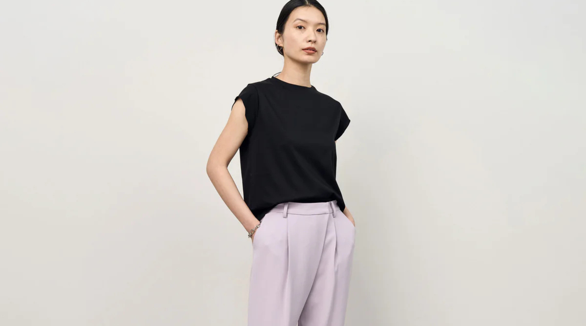 定番タックパンツでスタイルアップ。夏のすっきり細見えアイディア6選