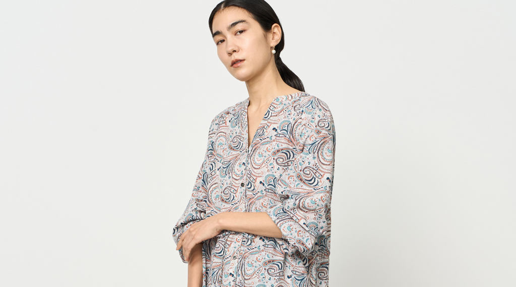 シンプル派にもおすすめ。実用的なオシャレを楽しむ大人のプリント柄