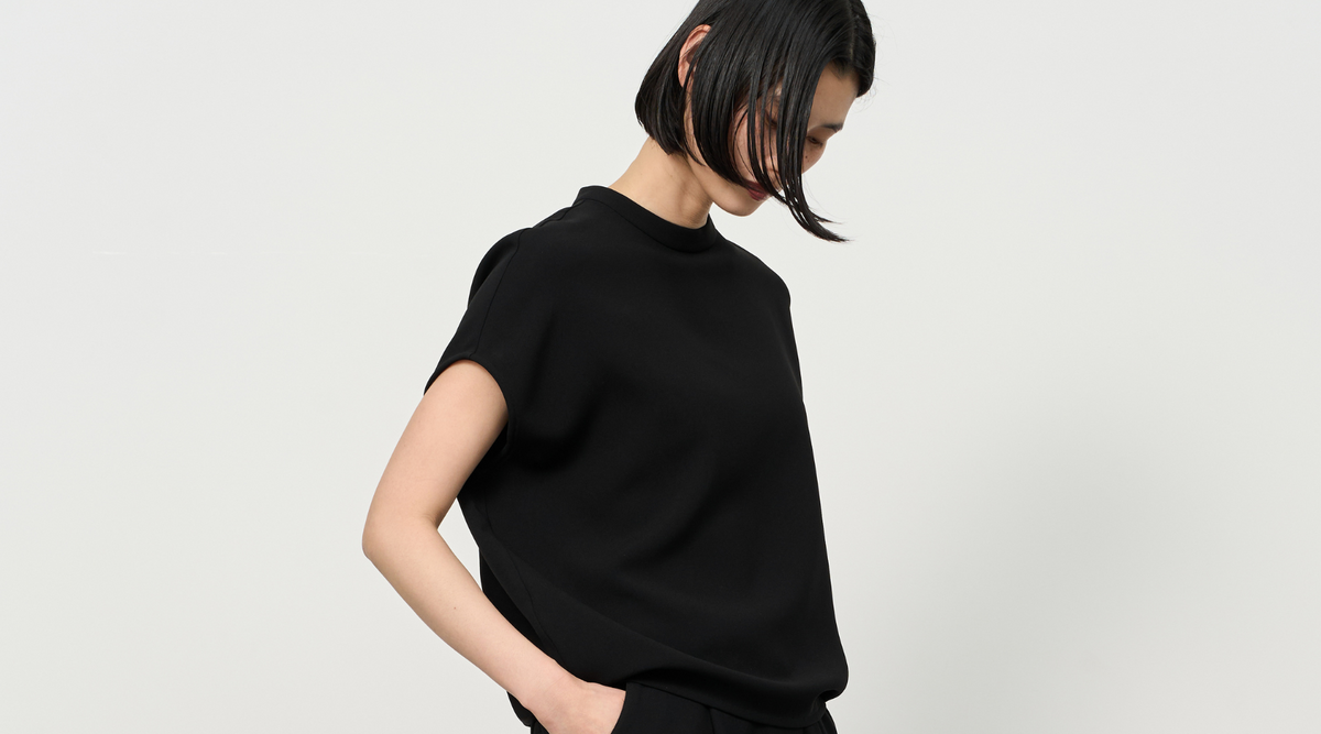 一枚でサマになる定番コクーンブラウスに、新しい選択肢のスタンドカラーが登場