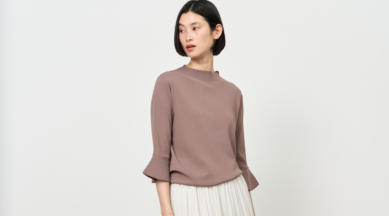 コートを脱ぐ季節に着たい、花びらのような袖のデザイントップス