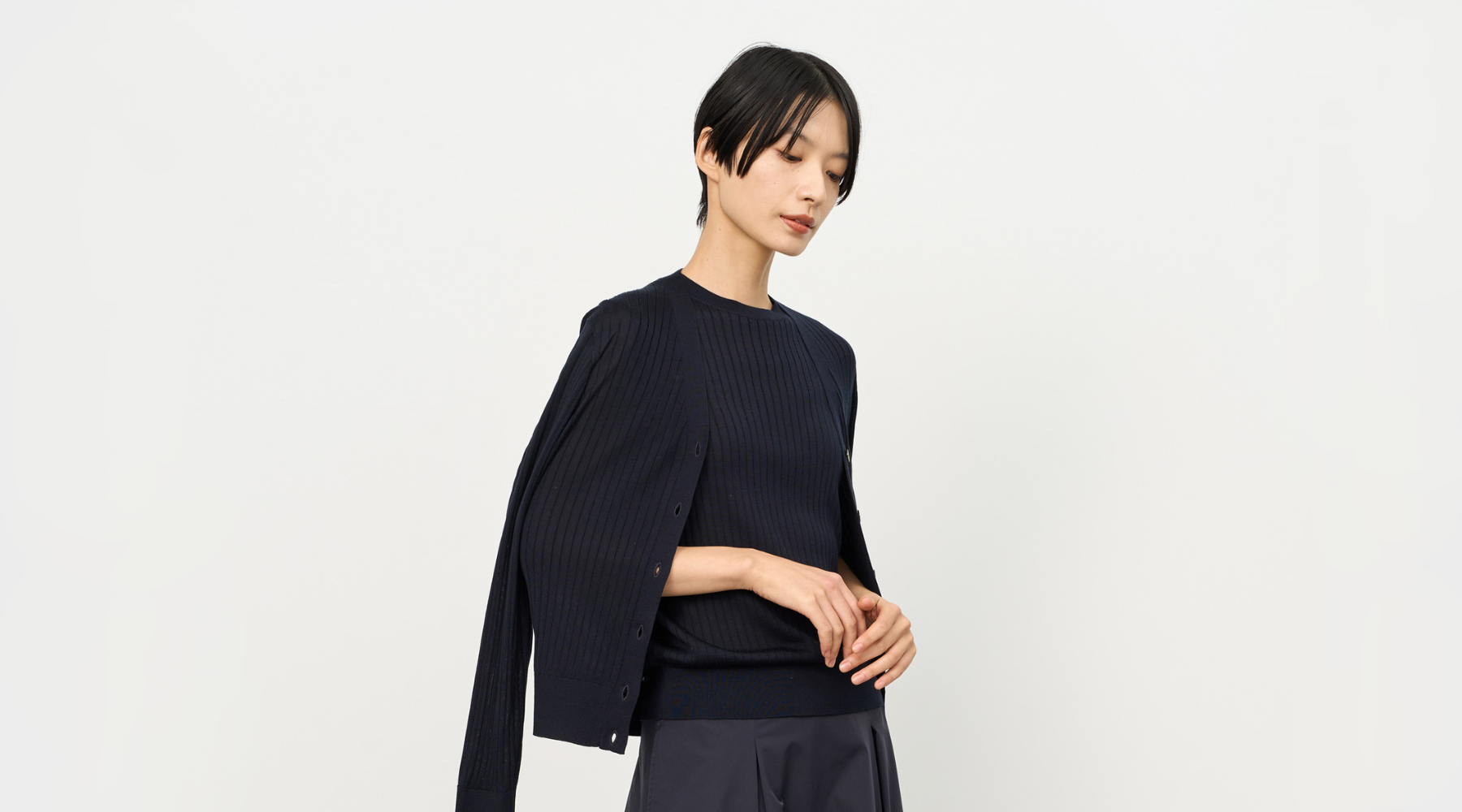 【再入荷】即完売のシルクワイドリブシリーズ|自宅で洗える万能アイテム「2WAYノースリーブブラウス」