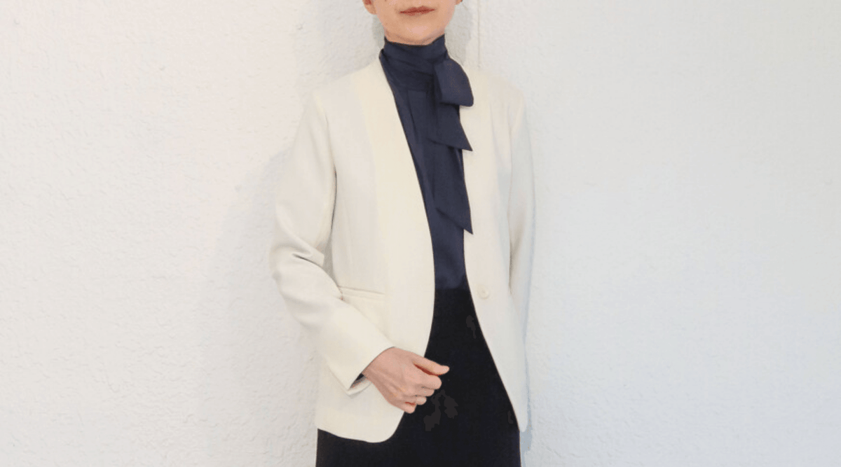 ネイビーで華やかに見せる、スーツの中で浮かない脱スーツなビジネススタイルとは? - SOÉJU online store (ソージュ オンラインストア)