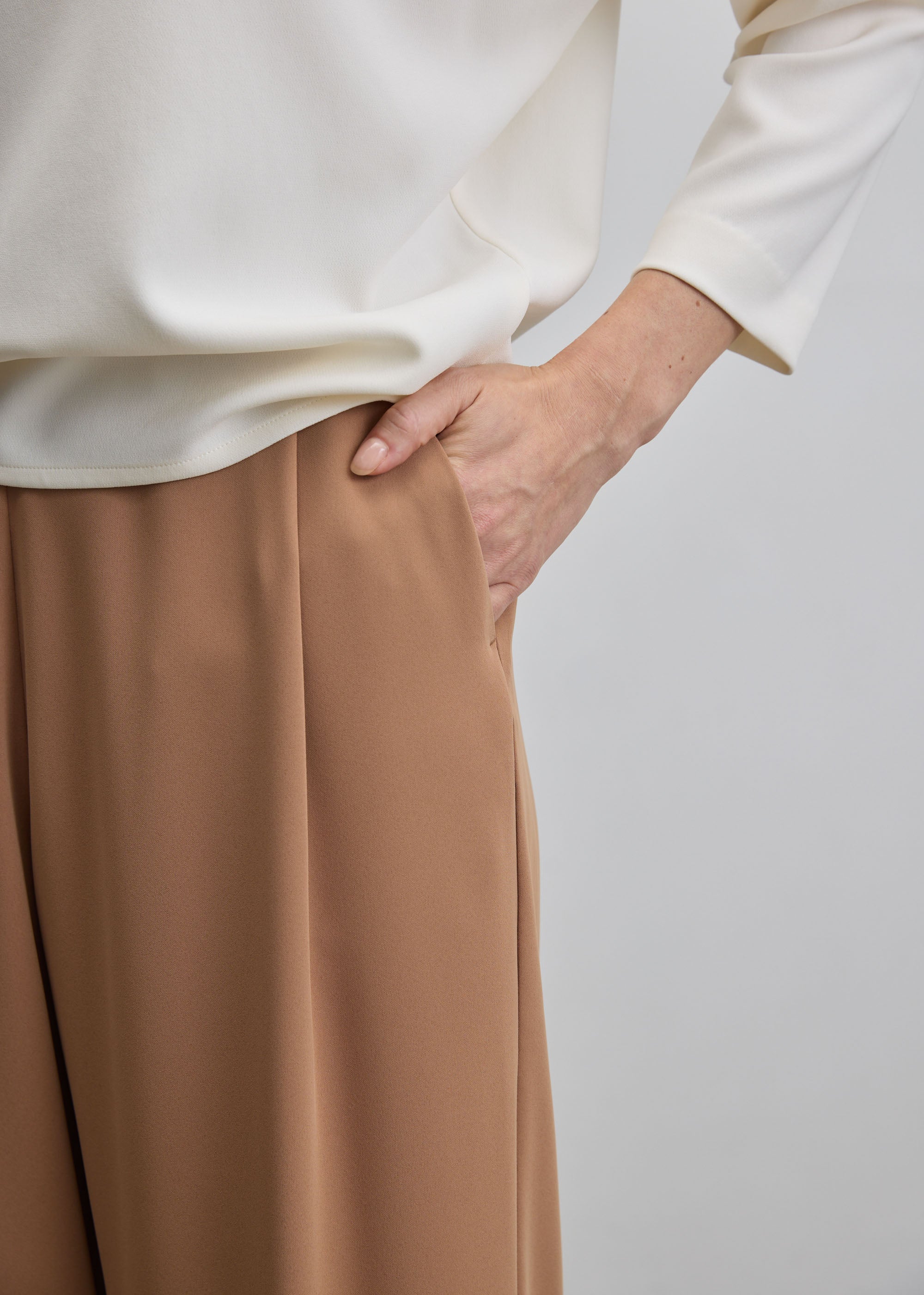 サイドタックワイドパンツ