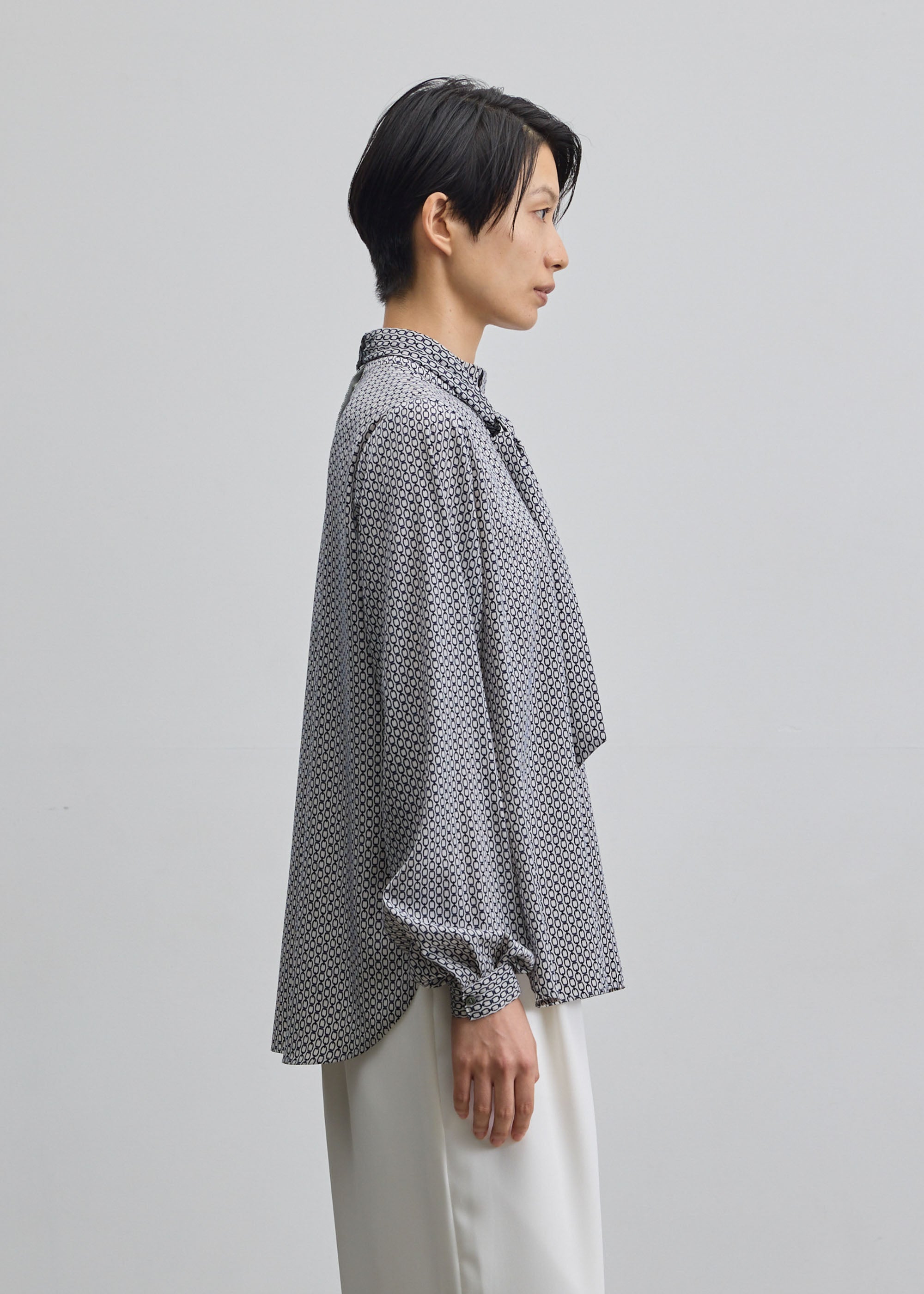 チェーン柄ボウタイブラウス