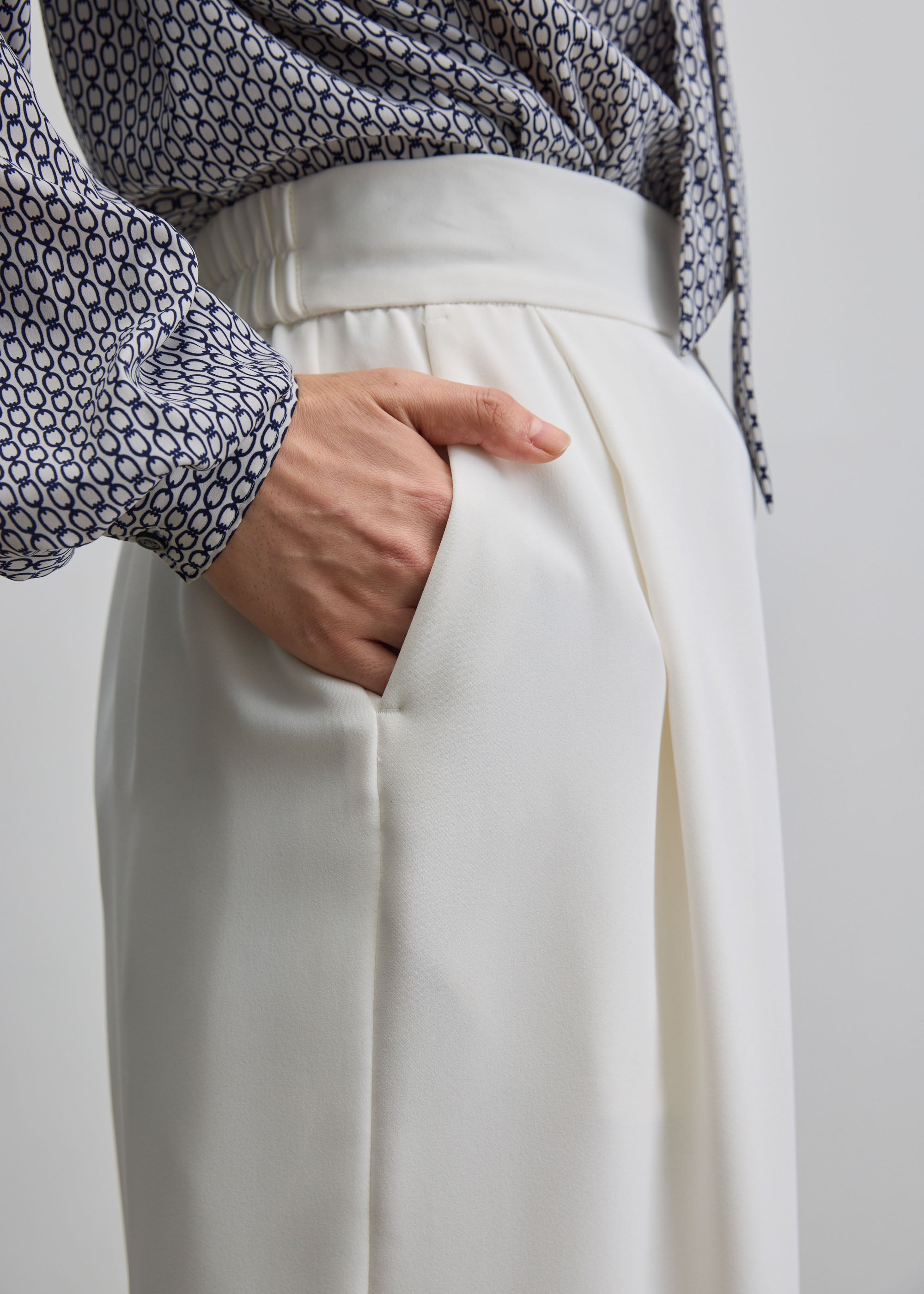 サイドタックワイドパンツ