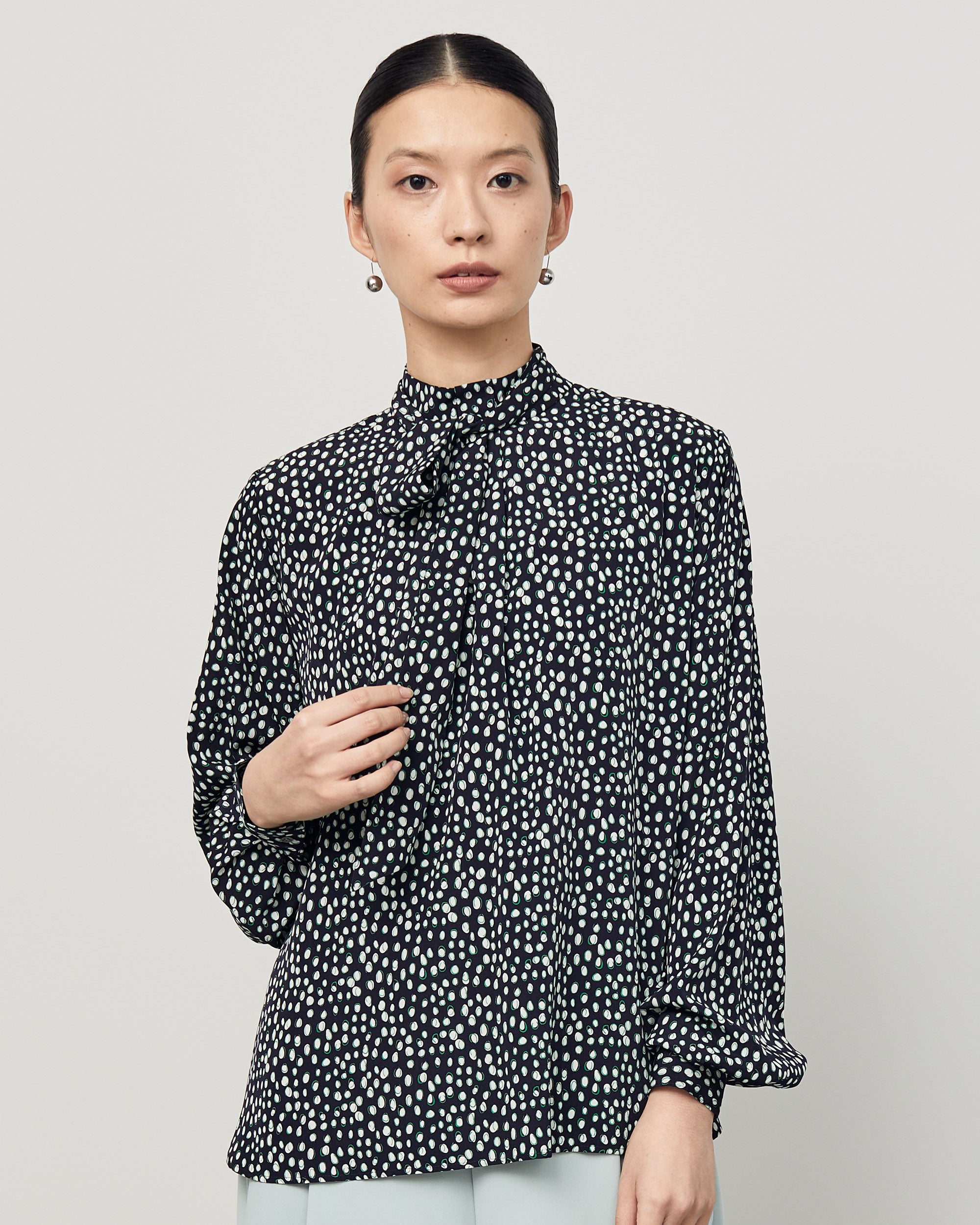 レオパード柄ボウタイブラウス