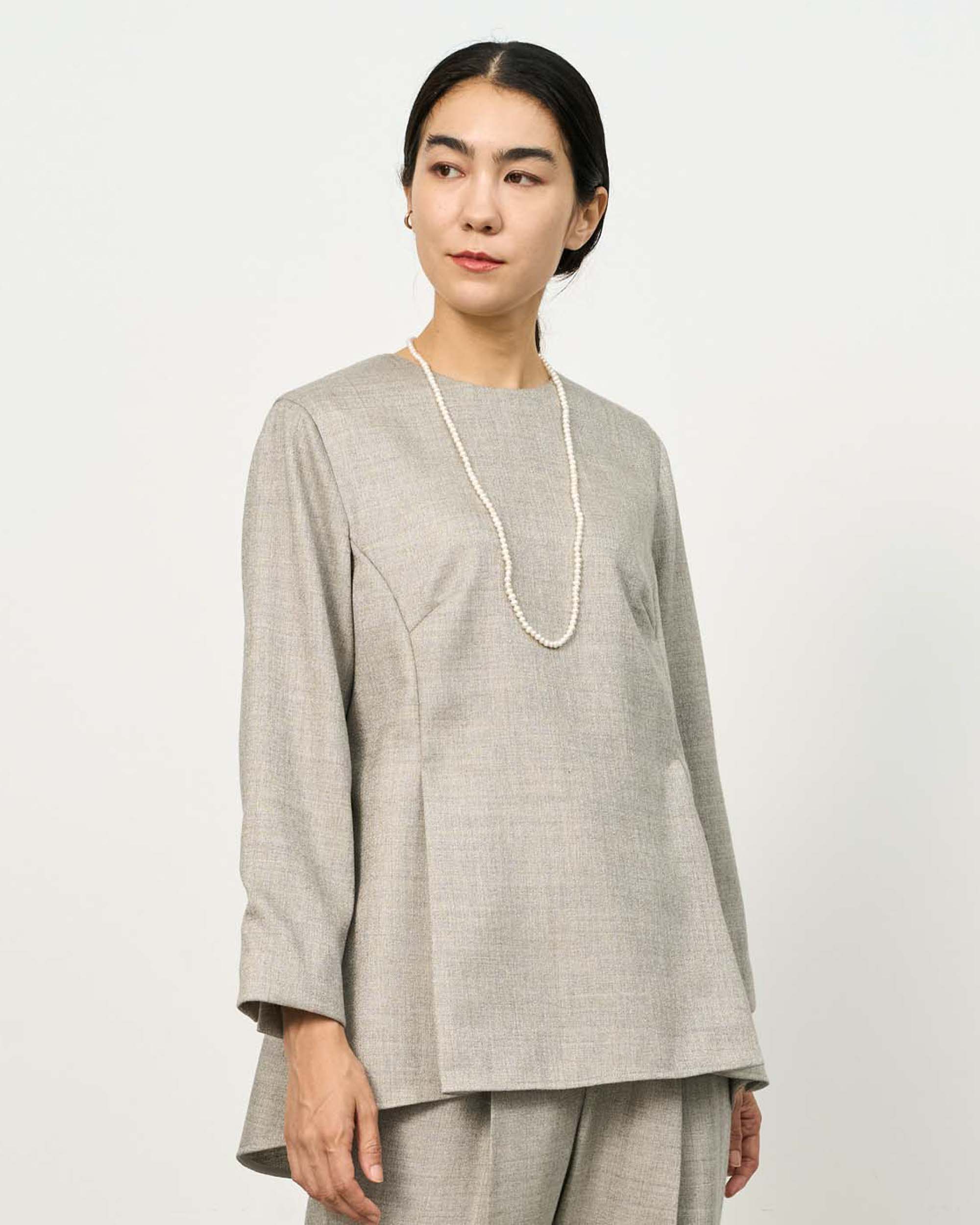 ブライトウールペプラムタックブラウス