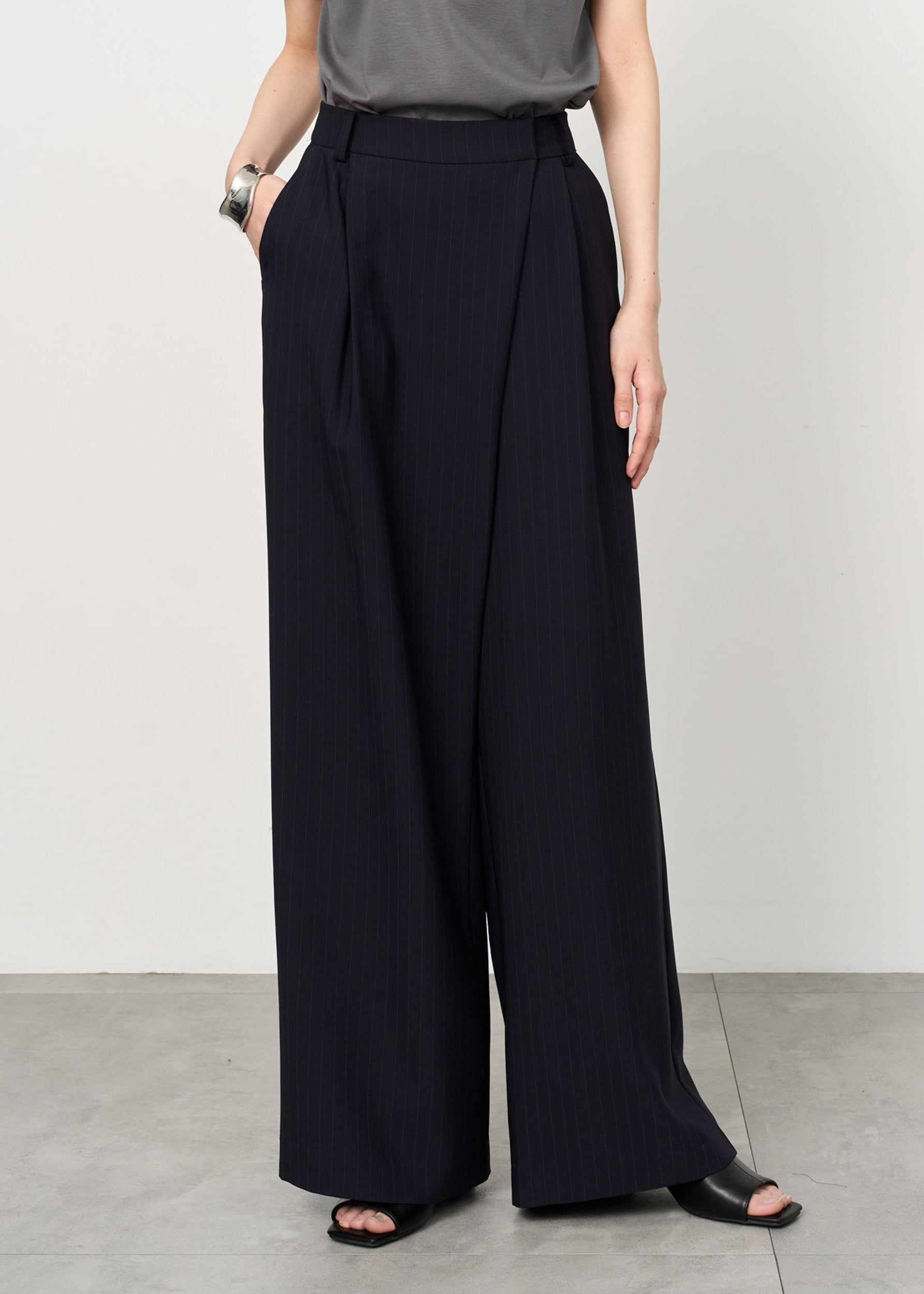 スラントタックワイドパンツ