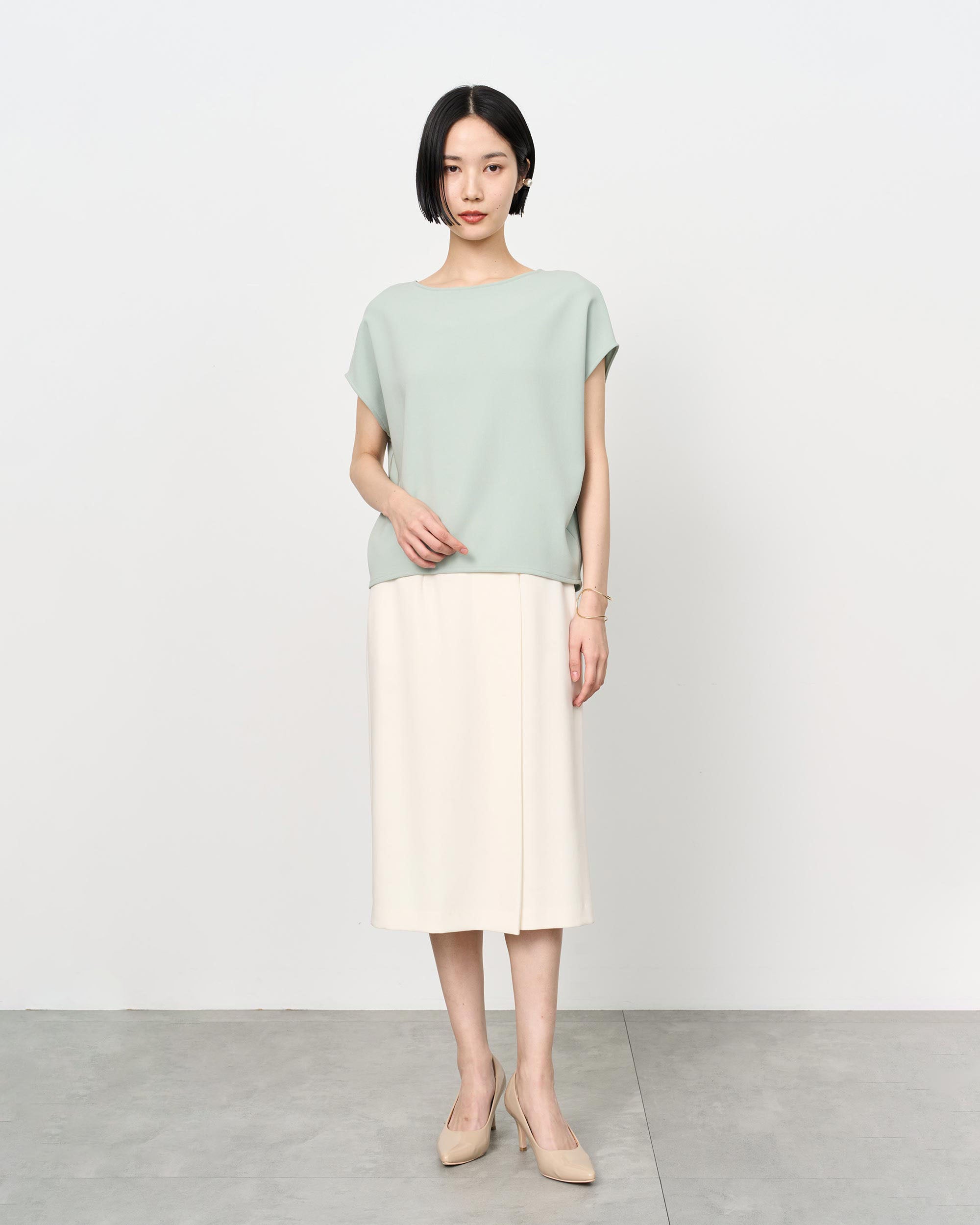 モデル:173cm サイズ:ショートスリーブコクーンブラウス/M、タイトスカート/M
