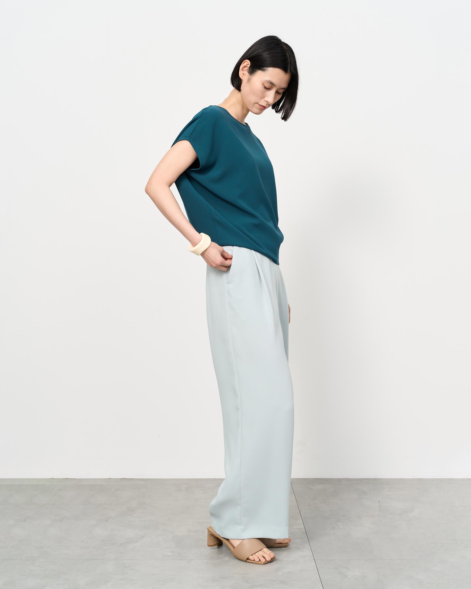 サイドタックワイドパンツ