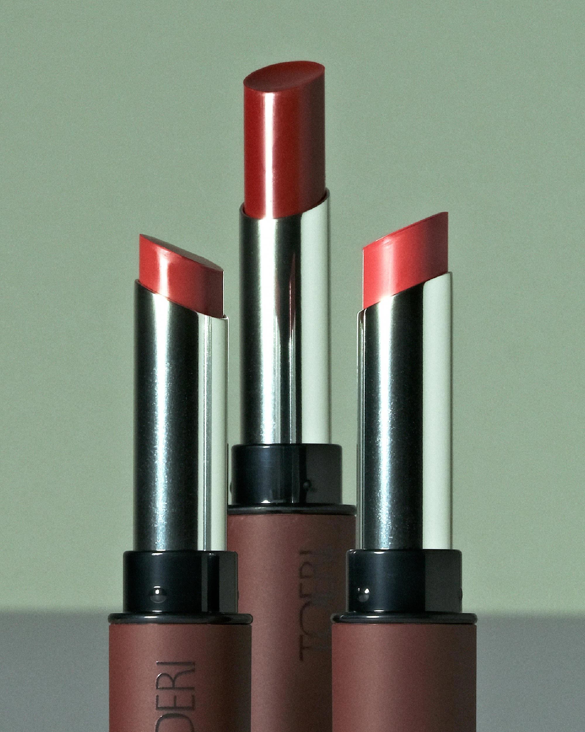 リップスティック:左から01 Plum Red、03 Berry Red、02 Petal Pink