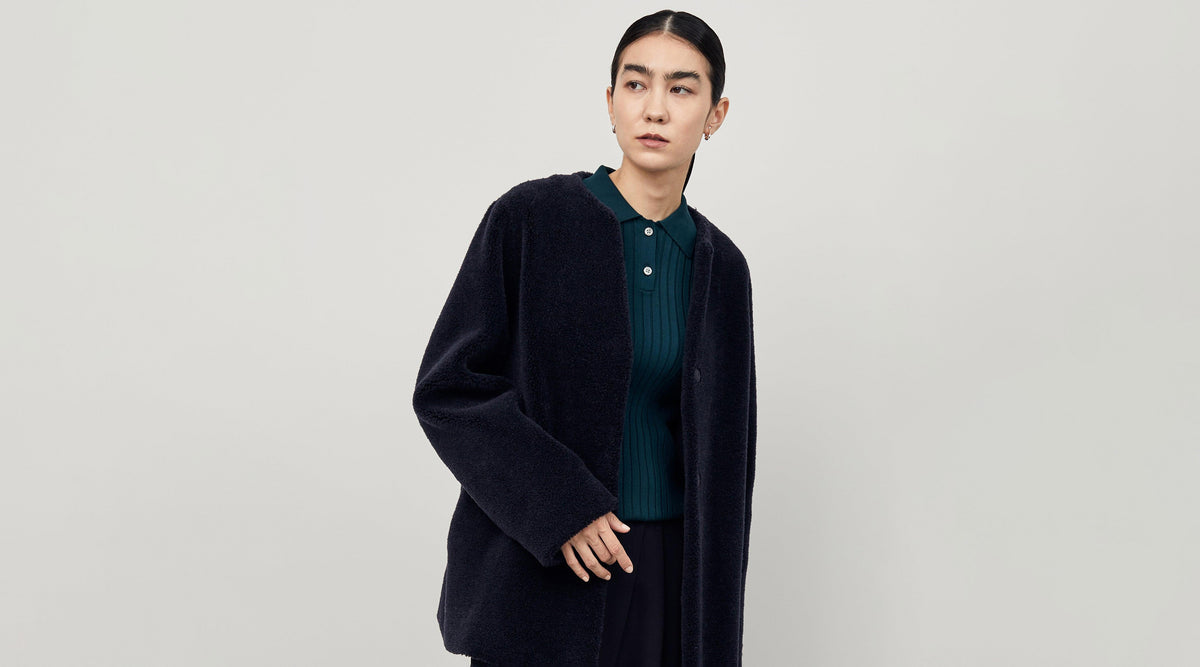 定番ダークカラーでも華やかに。無難になりすぎない冬のコートスタイル