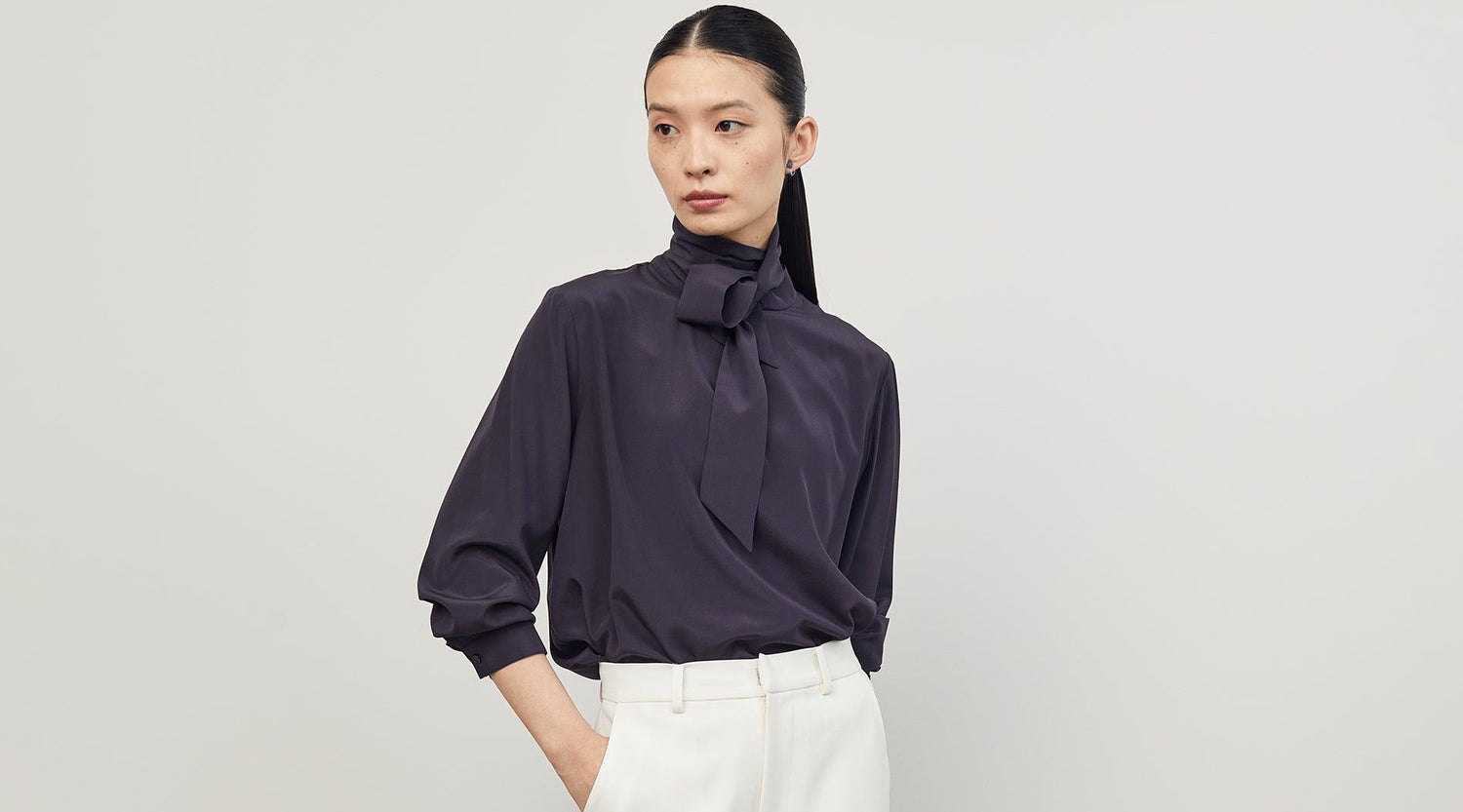 【1月5週のおすすめ】上品なシルク生地の放つ美しい艶感。手洗い可能が嬉しいボウタイブラウスが再入荷しました！