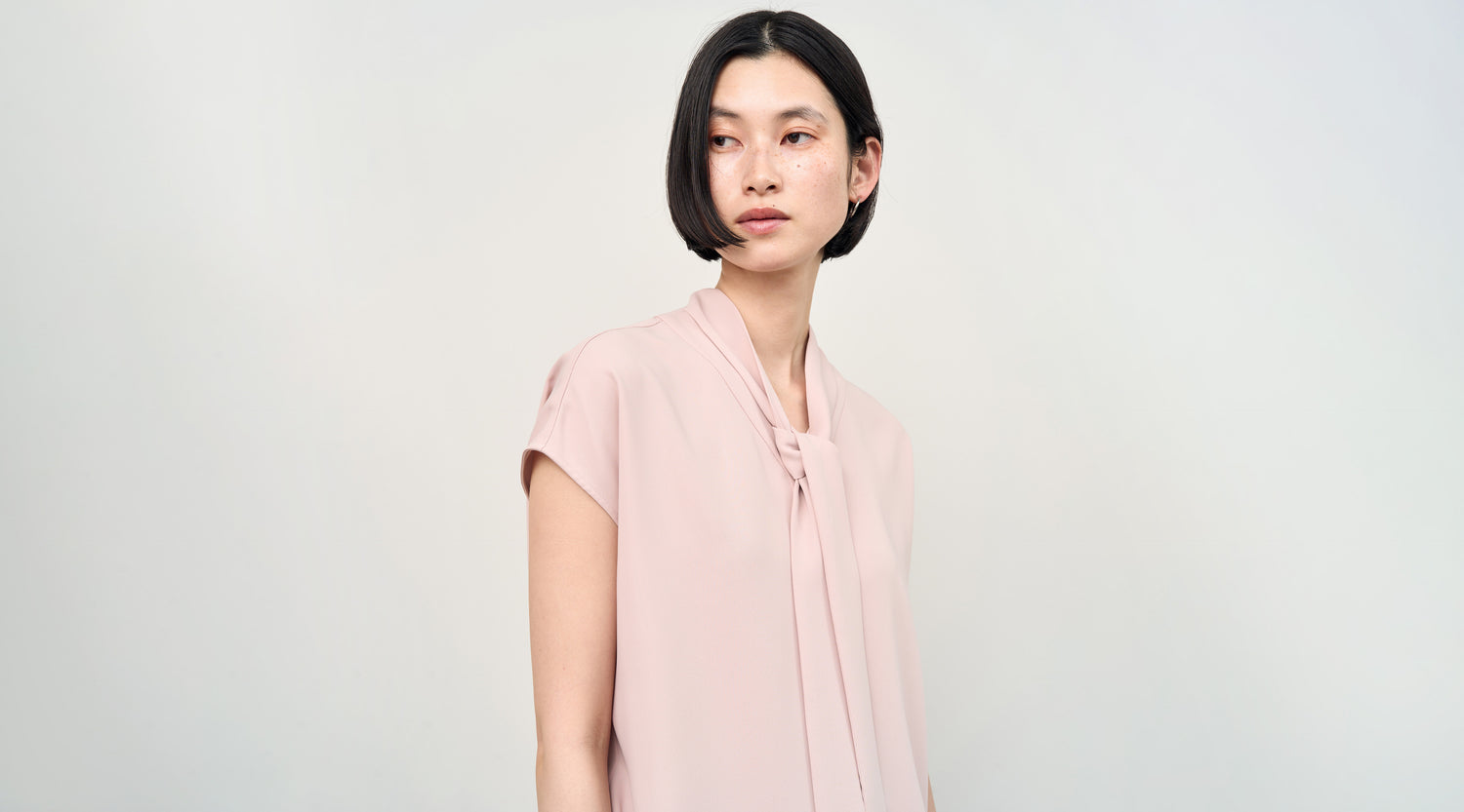 【4月4週のおすすめ】サラサラと心地よく、一枚でサマになる。定番ワイドパンツと同生地のブラウスが登場しました。