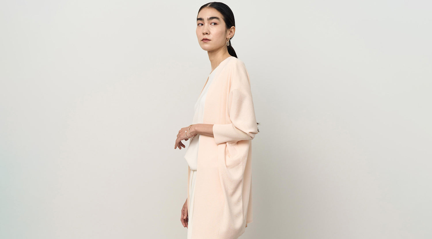 【3月1週のおすすめ】お客様の声を受けてリニューアル。ロングカーディガンが日常シーンにも着やすい丈感で再登場しました。