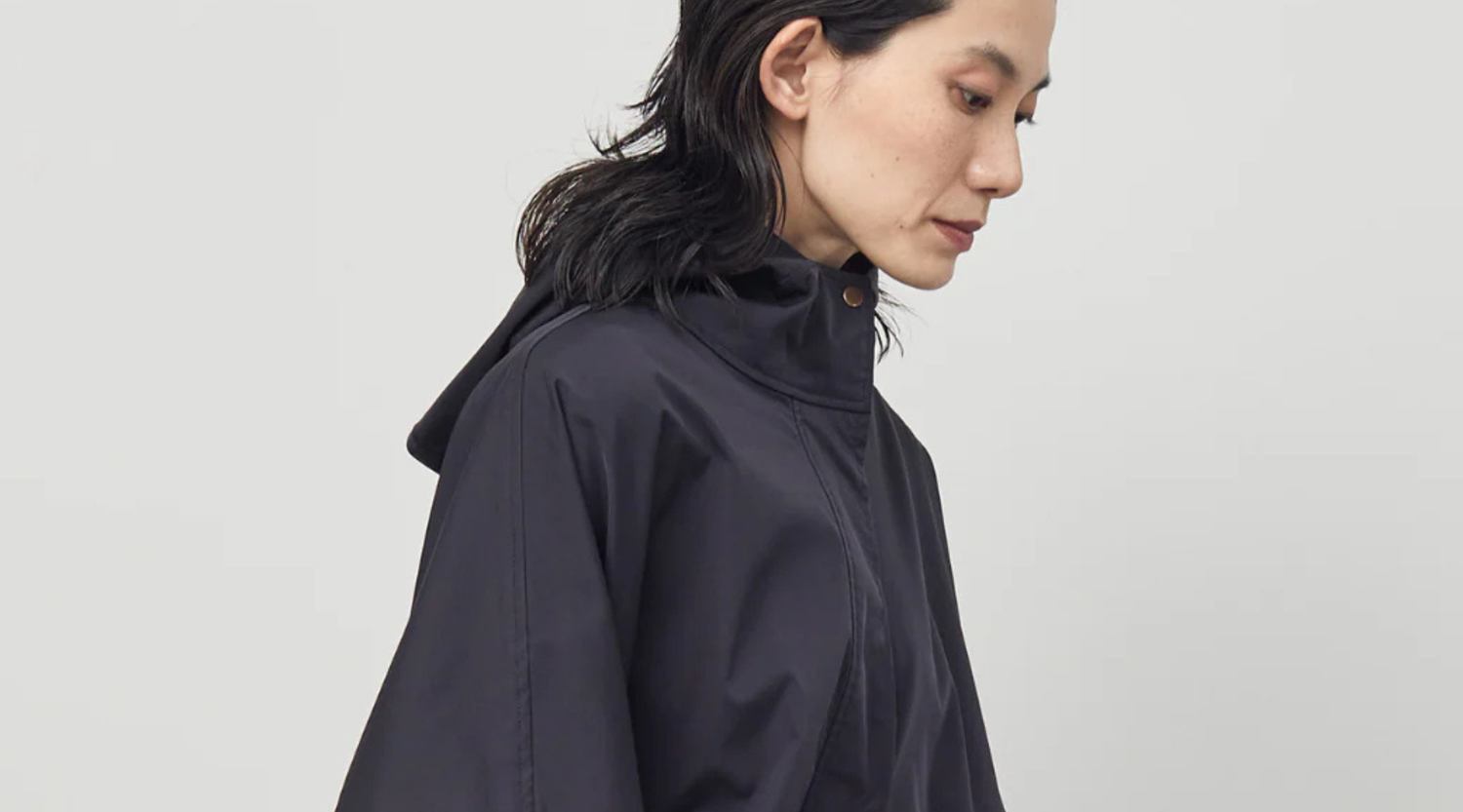 雨の日コーデにもう悩まない。寒暖差・梅雨を乗り切るスタイリングアイディア