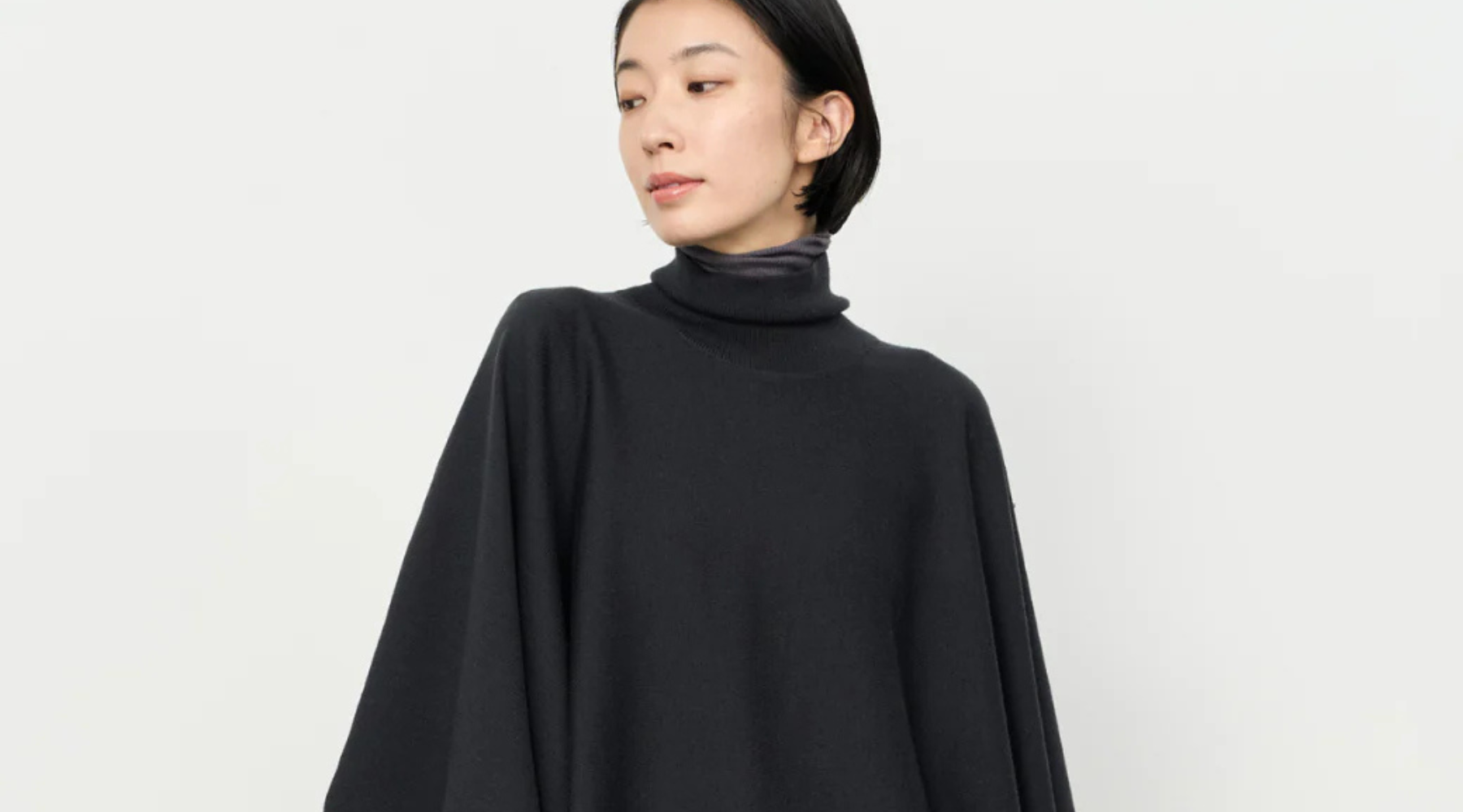 今の時期にちょうどいい。ベーシックカラーで作る寒暖差調整スタイル