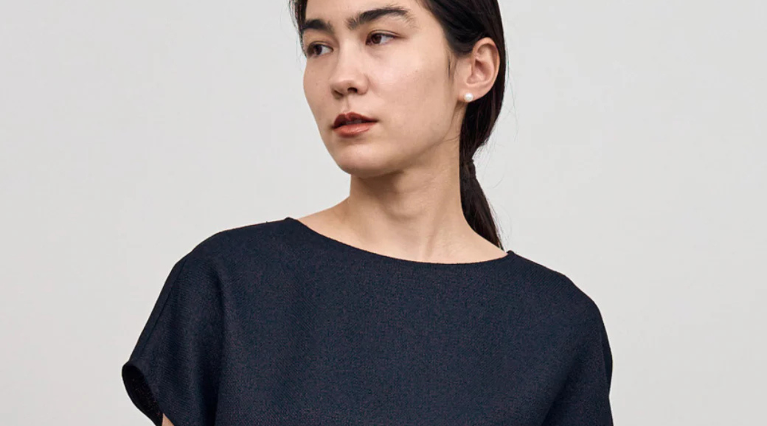 王道ブラック＆ネイビーを軽やかに着こなす、シックな夏のお呼ばれスタイル6選