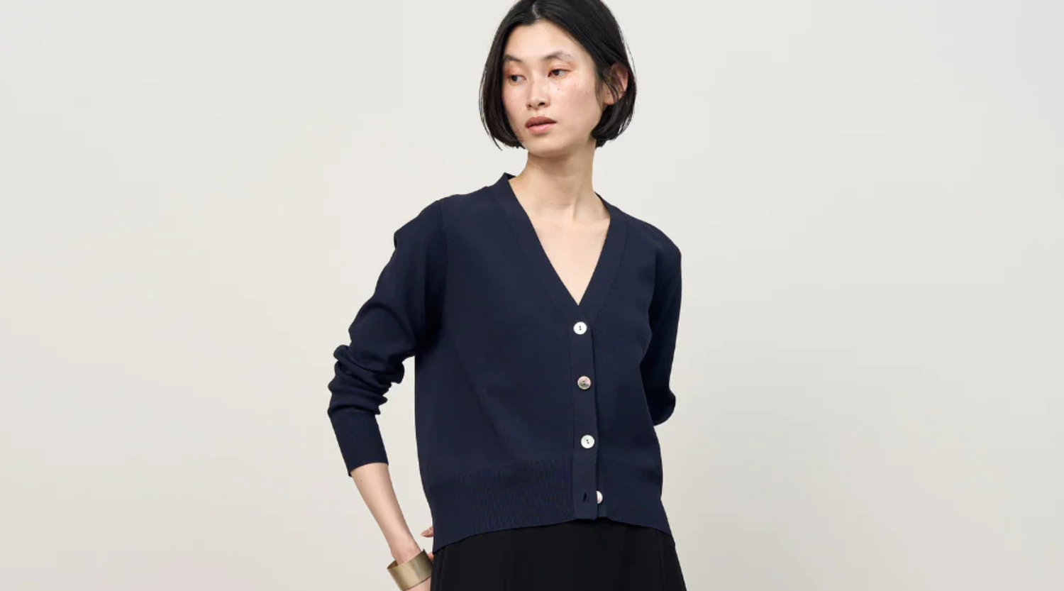 梅雨の季節に映える、凛とした佇まい。定番ネイビーで作る綺麗めスタイル6選