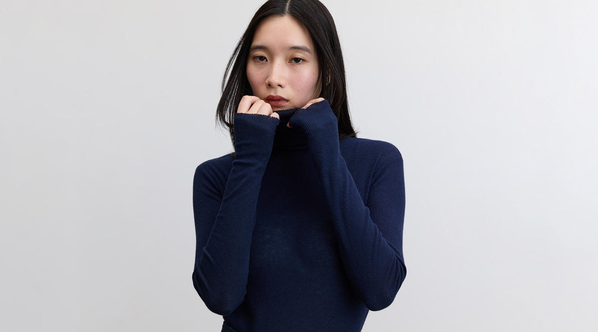 【再入荷】長く愛せる上質な着心地。カシミヤ混タートルネックカットソー｜シーンレスに活躍するペンシルスカート