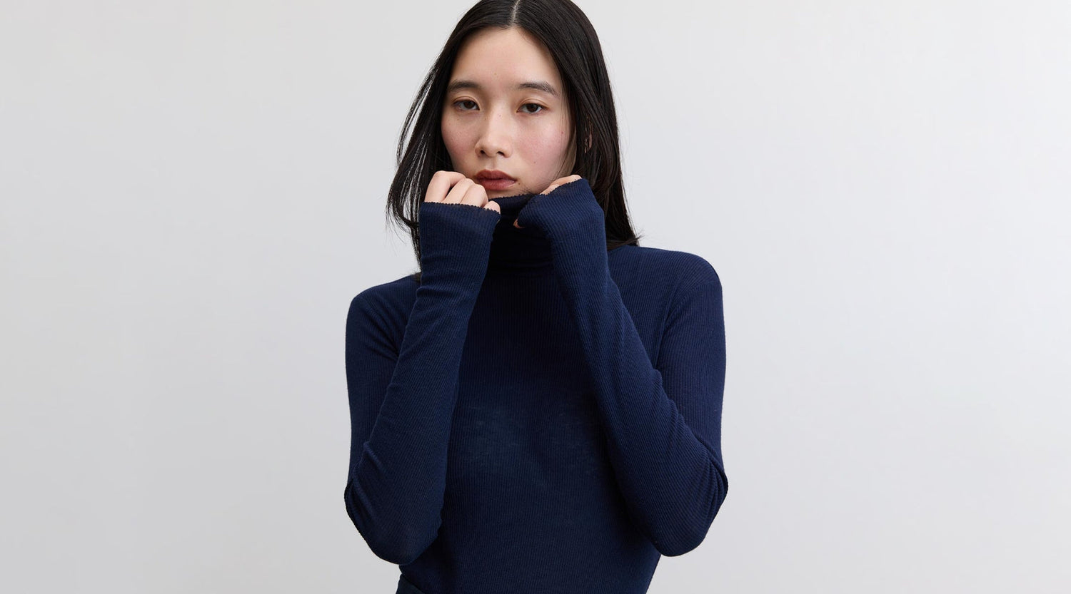 【再入荷】長く愛せる上質な着心地。カシミヤ混タートルネックカットソー｜シーンレスに活躍するペンシルスカート