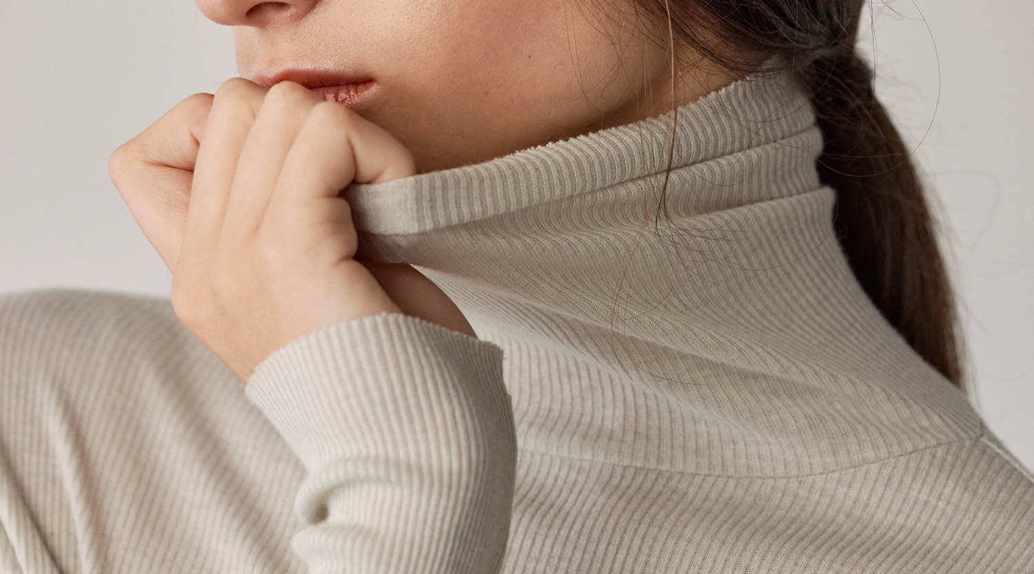 10月限定・メンバーズ特典】カシミヤ混タートルネックカットソー 500円OFF