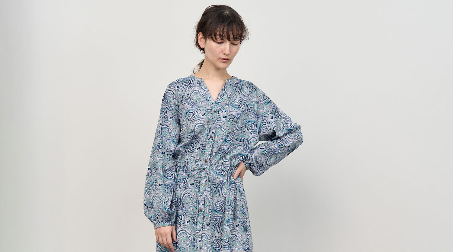 【2月3週のおすすめ】春の一枚目に選びたい大人のプリント柄ワンピース。着回し力抜群な優秀アイテムが待望の再入荷。