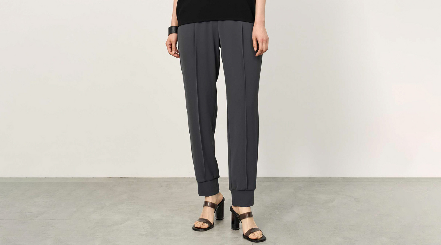 【再入荷】快適な着用感とすっきり見えを両立。ヴィンテージサテンパンツが再入荷