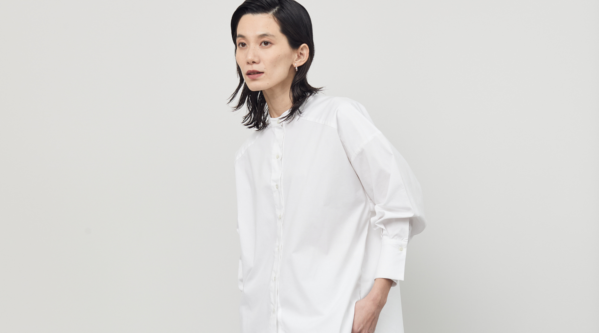 【8月3週のおすすめ】忙しい日も一枚で、余裕ある大人の佇まいに。バンドカラーロングシャツが待望の再入荷。