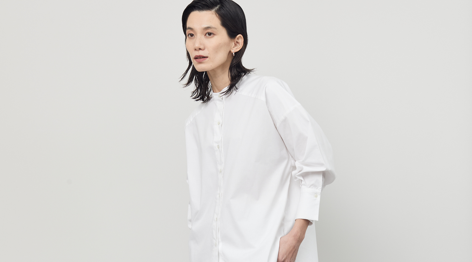 【8月3週のおすすめ】忙しい日も一枚で、余裕ある大人の佇まいに。バンドカラーロングシャツが待望の再入荷。