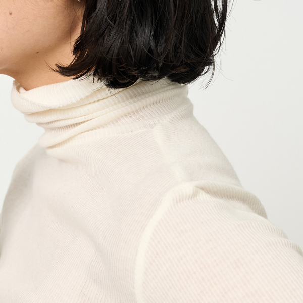 春までずっと活躍。カシミヤ混タールネックカットソーのこだわり
