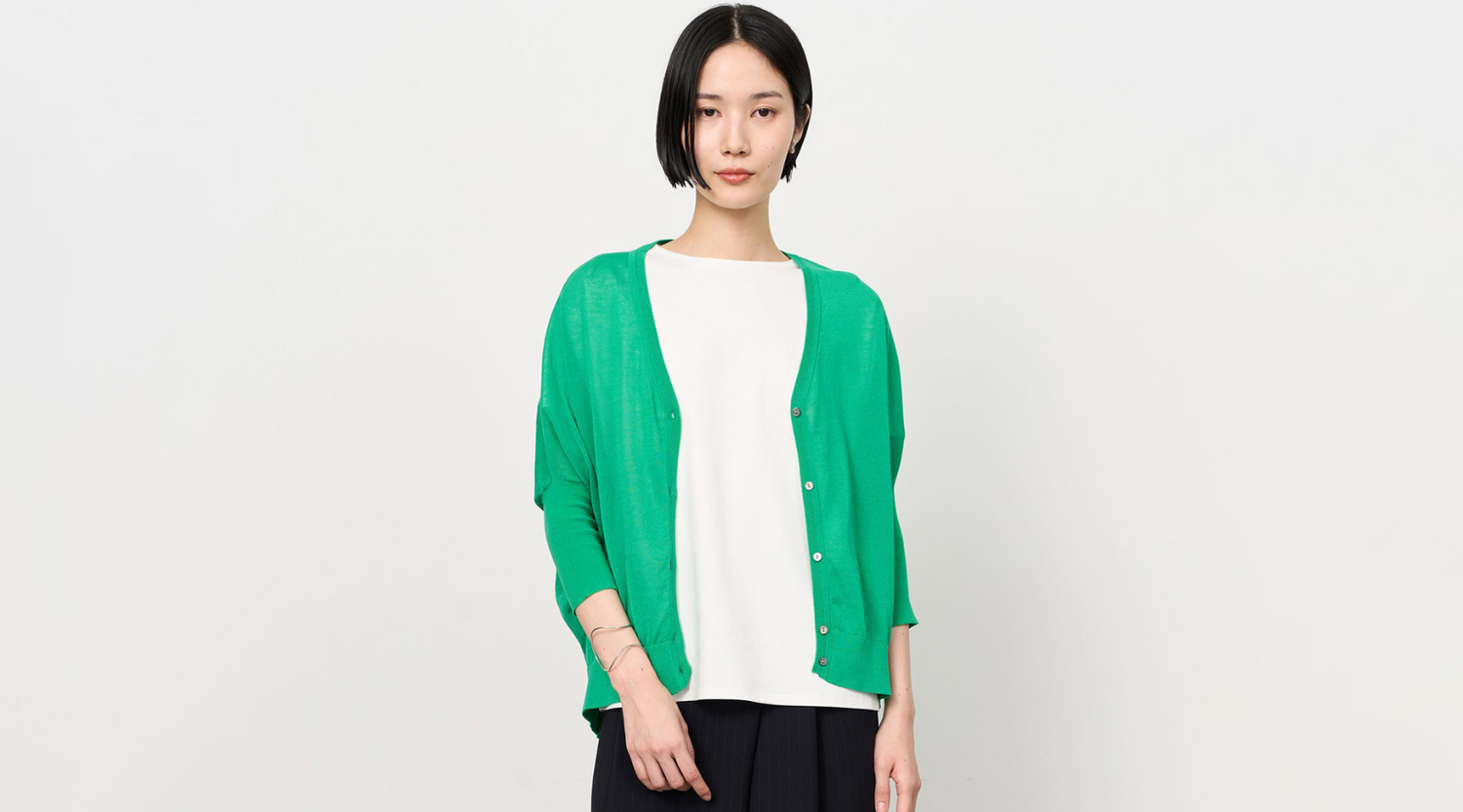 【新作・再入荷】毎年好評のシアーアイテムに新色が登場。イージーケアで夏に頼れる一枚｜5分袖ニットソーのWHITEが再入荷