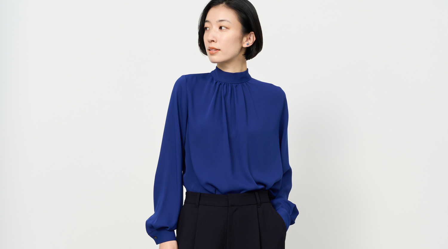 【10月2週のおすすめ】美シルエットの上質ワイドパンツ。クラシカルなムードを演出する一枚