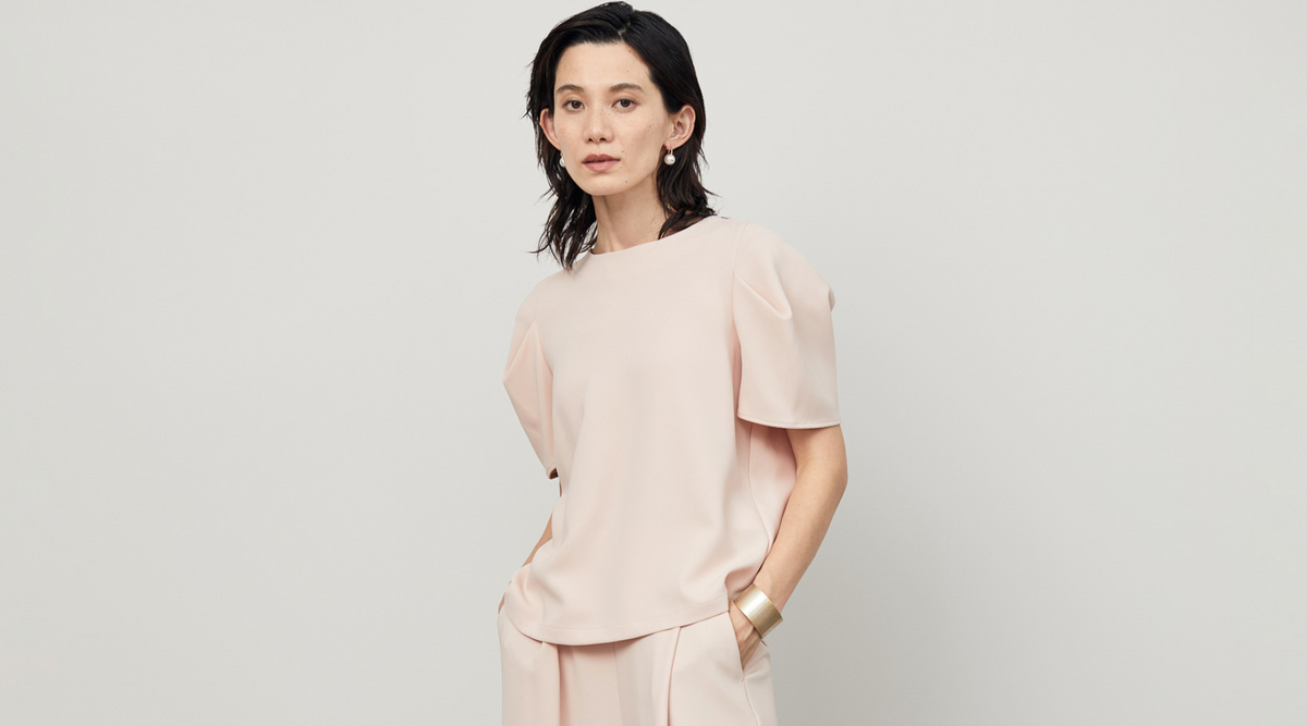 【再入荷】一枚で華やかなスタイルが完成する、肩タックブラウスのPINKが再入荷