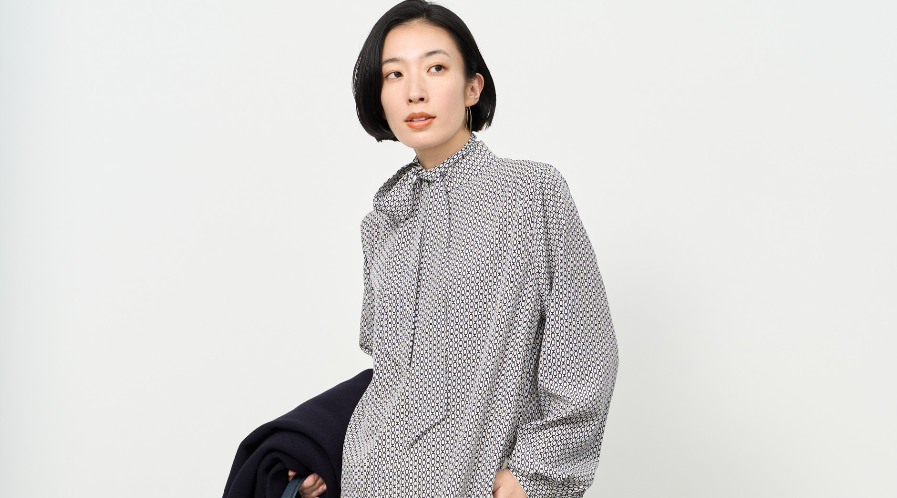 ソージュ　チェーン柄ボウタイブラウスM チェーン柄ボウタイブラウス - SOÉJU online store｜上質な大人の女性