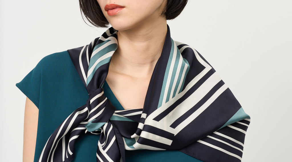 巻き方により色々な表情になります。 シルク超大判スカーフ、美品。 最新入荷情報】上質なシルク100%のスカーフが入荷。日差しの気に