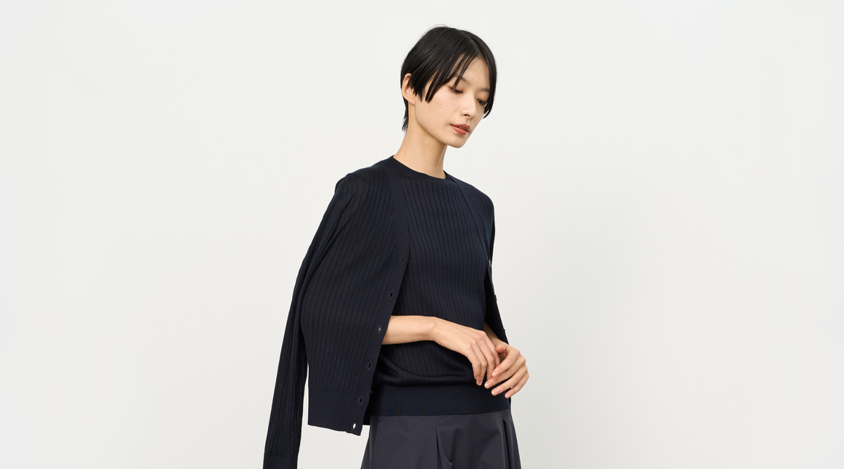 【再入荷】即完売のシルクワイドリブシリーズ｜自宅で洗える万能アイテム「2WAYノースリーブブラウス」