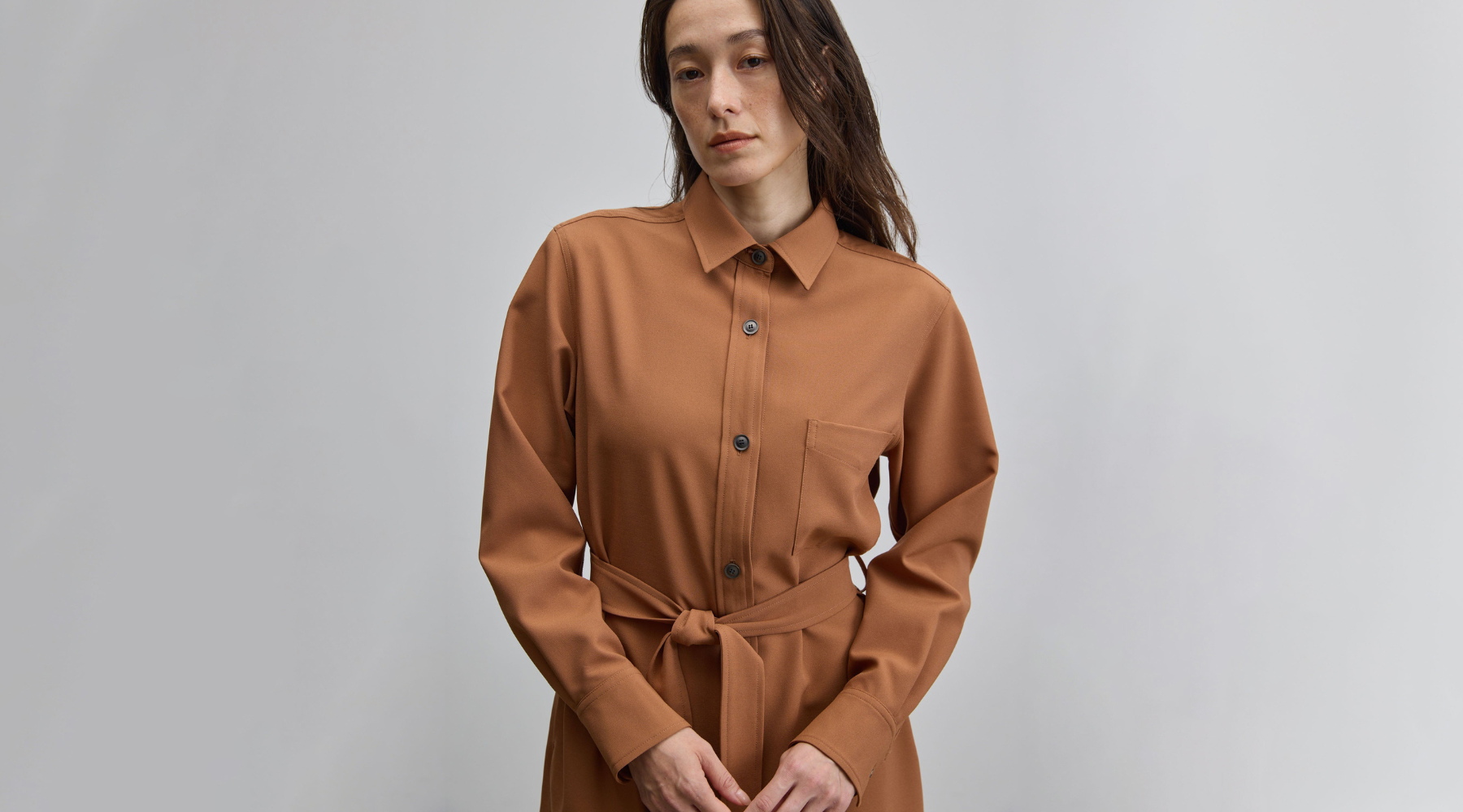 再入荷】機能性ときちんと感を両立。定番シャツワンピース｜秋ムードを