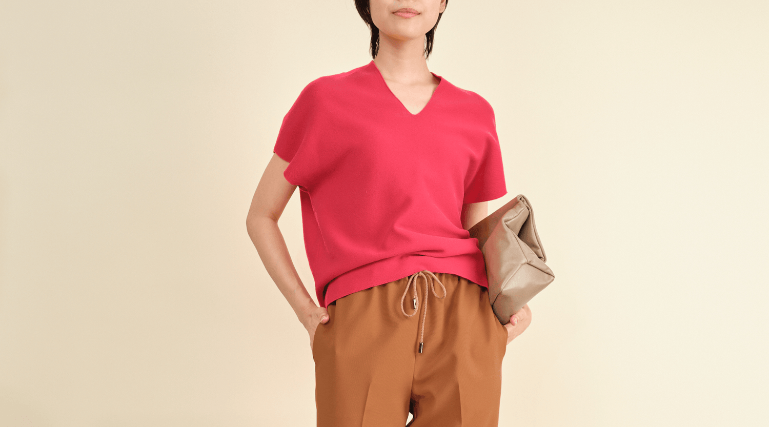 1枚で決まるトップスで作る、印象的なサマースタイル