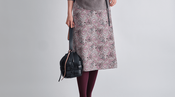 黒タイツ以外の選択肢、冬のスカートスタイルをアップデートするカラータイツのススメ - SOÉJU online store (ソージュ オンラインストア)