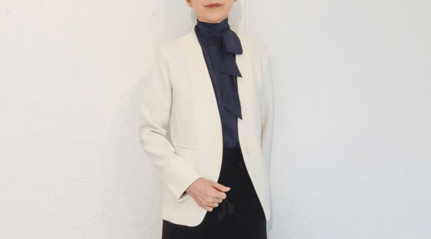 ネイビーで華やかに見せる、スーツの中で浮かない脱スーツなビジネススタイルとは？ - SOÉJU online store (ソージュ オンラインストア)