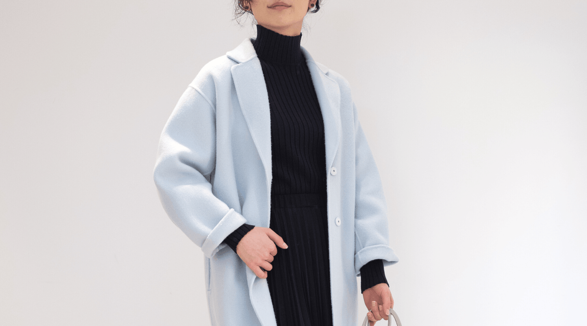 冬の澄んだ空気にパッと華やぐペールカラーコートの着こなし方 - SOÉJU online store (ソージュ オンラインストア)
