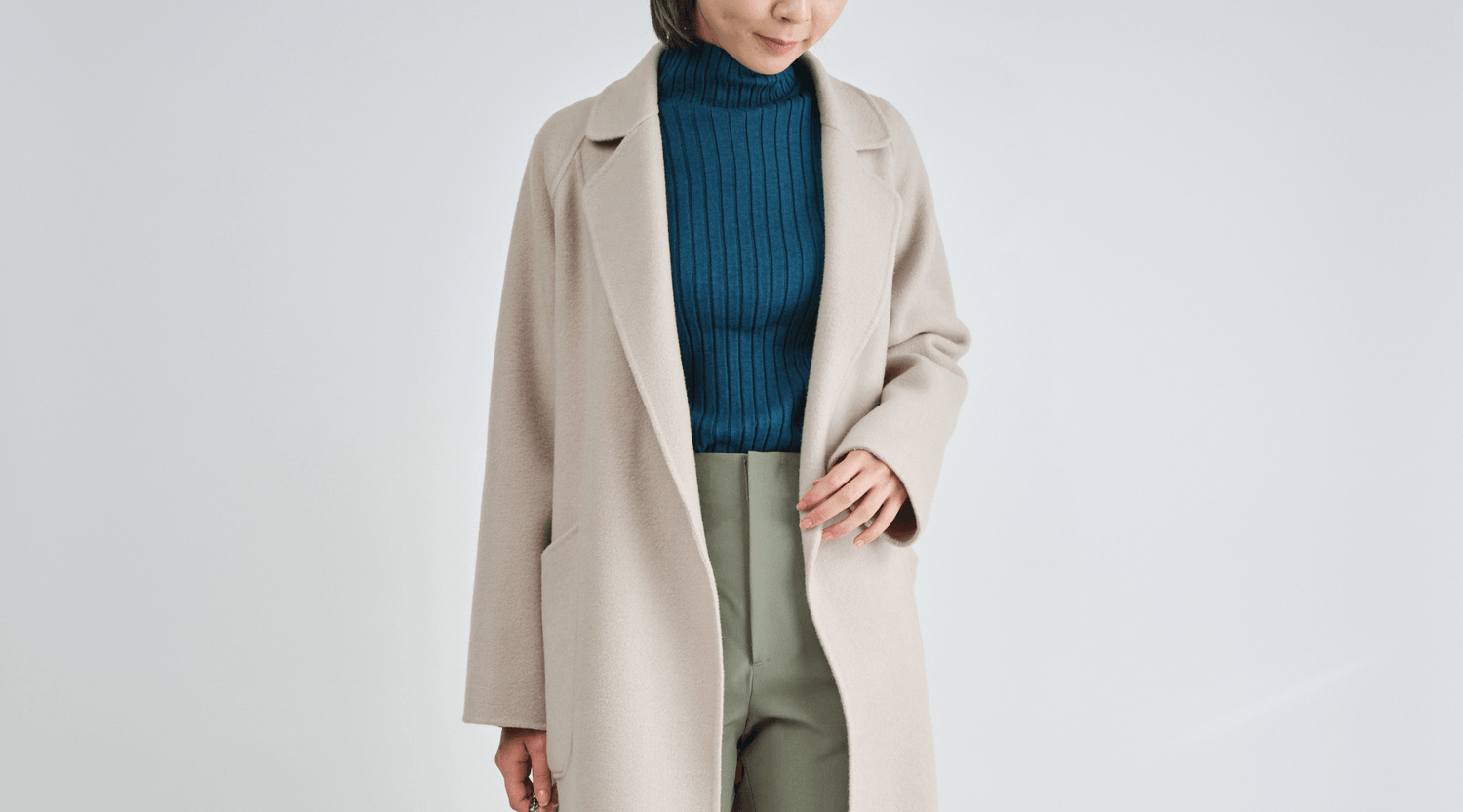 ウールリバーローブコートの、中間色で叶えるスタイリングアイディア ウールリバーローブコートの、中間色で叶えるスタイリングアイディア