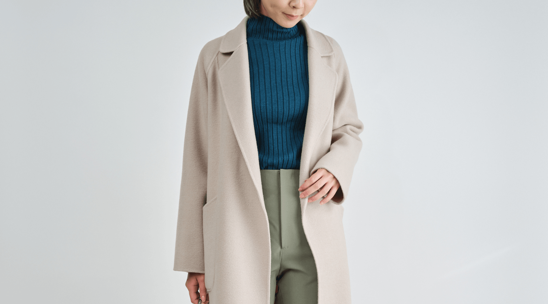 美品【スタイリング】ウールリバーコート ウールリバーローブコートの、中間色で叶えるスタイリングアイディア