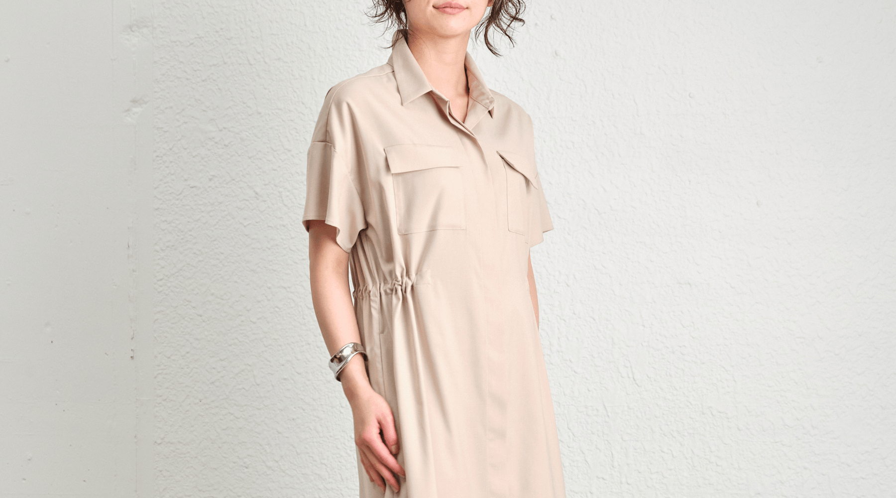 季節を超えて重ね着を楽しむ、ロングシャツワンピースの晩夏〜秋