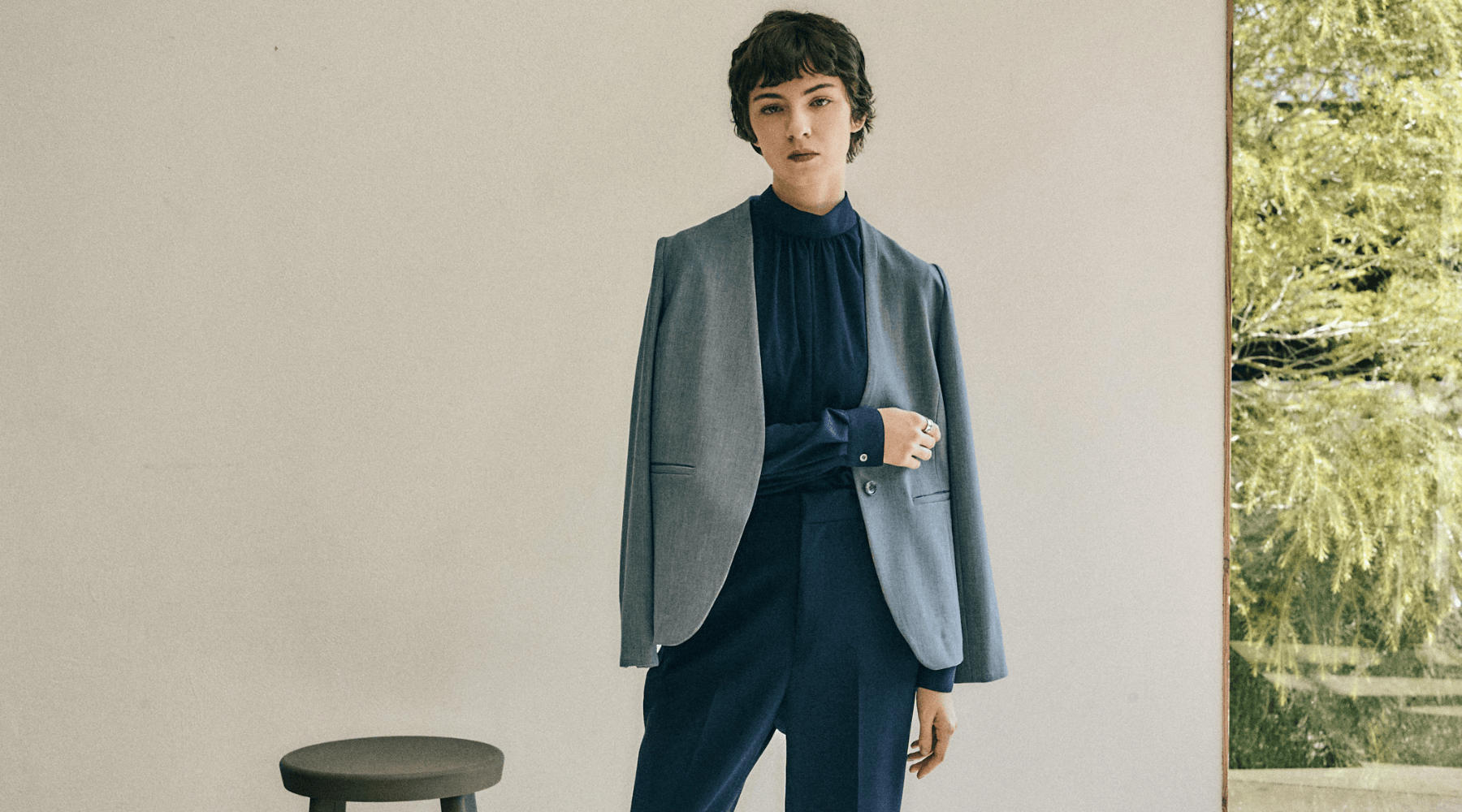 幅広く活躍する頼れるアイテム、ノーカラージャケットをおすすめ